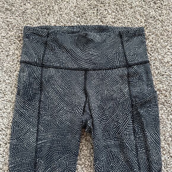 Lululemon black & white dot print cropped leggings size 6 - Picture 3 of 10